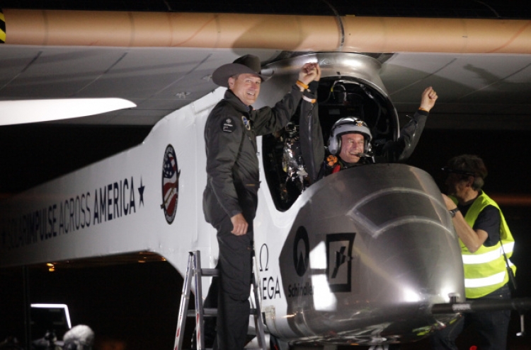 Solar plane lands in Arizona, 1st leg of trip