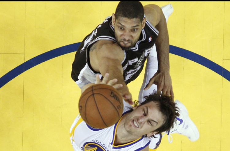 Warriors charge past Spurs to knot series