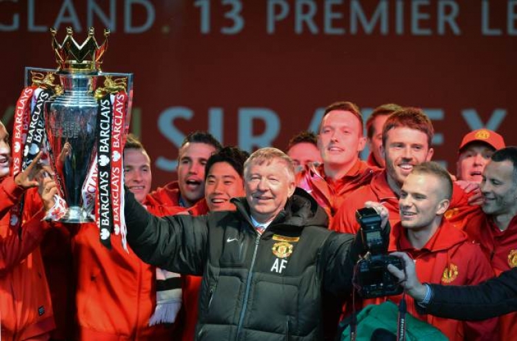 United fans pack streets to honor Ferguson, team