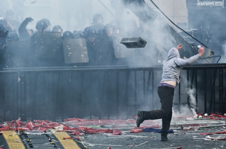 PSG’s title celebration marred by violence