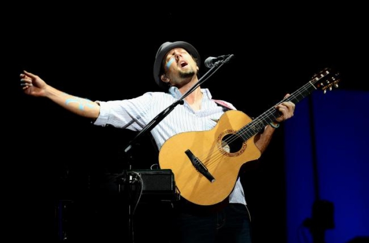 Mraz and his band serenade 18,000 fans