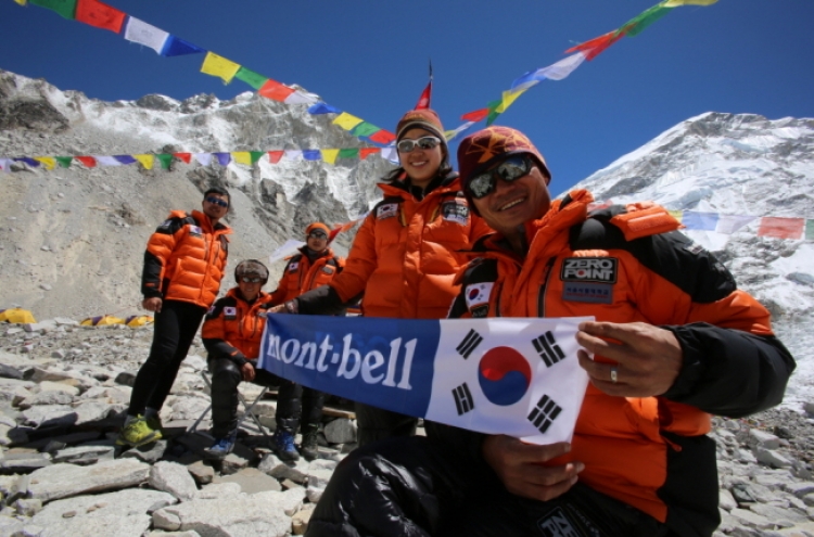 Korean climbs Himalaya peaks without oxygen