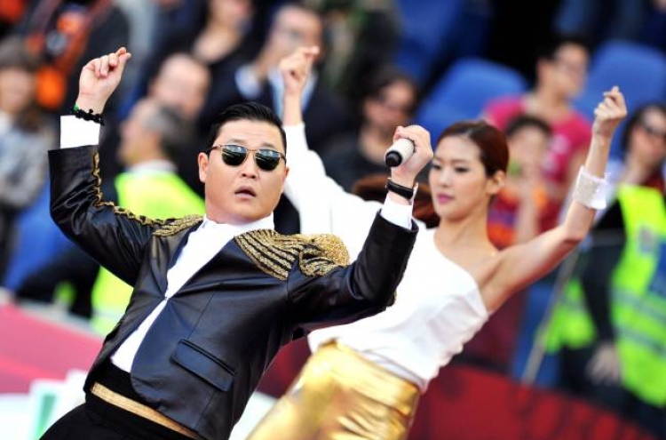 Italian soccer fans boo Psy