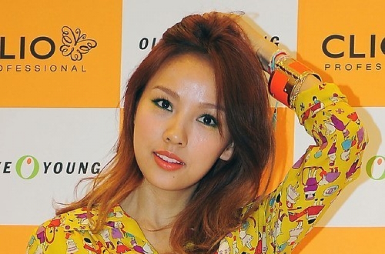 Lee Hyori’s ‘Monochrome’ sweeps charts