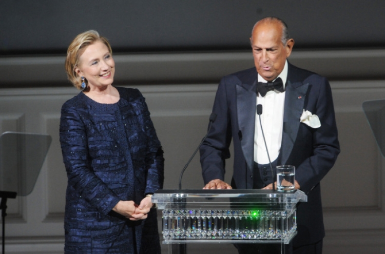 Fashion world applauds de la Renta ― and Clinton