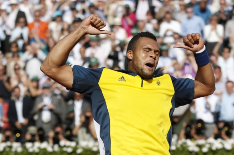 Tsonga upsets Federer