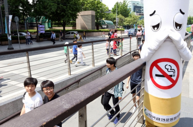 ‘Smoke-free zone’ goes into effect, affecting bars, cafes