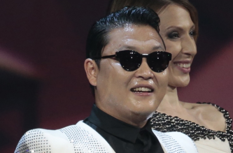 Russian fans go wild during Psy’s first visit