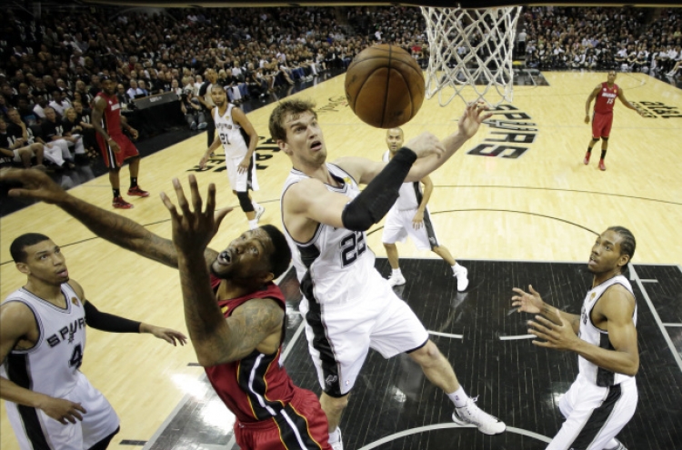 Spurs rout Heat