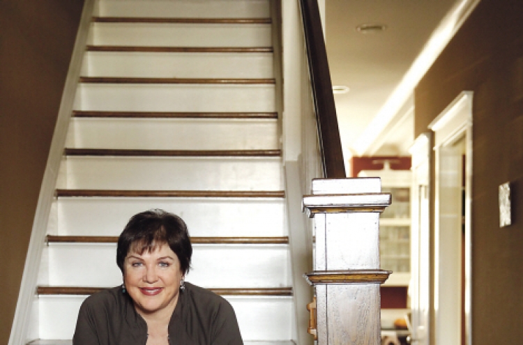 Julia Sweeney keeps it light, even amid family and personal tragedy