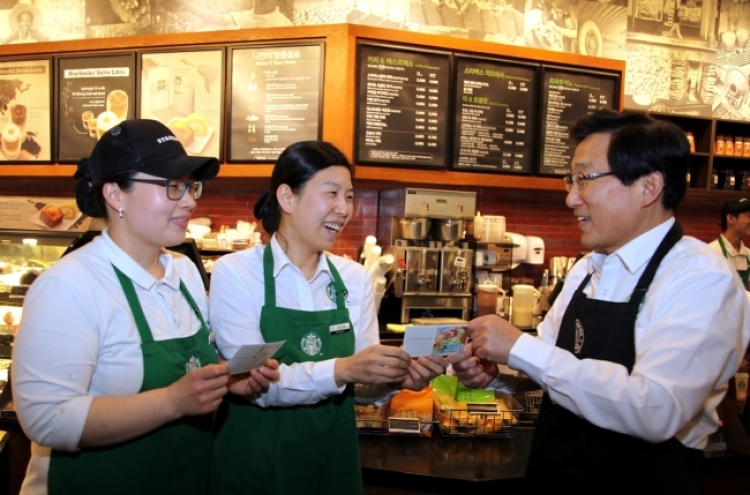 Starbucks CEO motivates staff with compliments