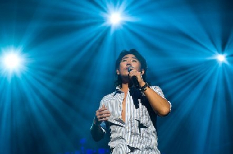 Lee Seung-chul is back, tops K-pop Billboard