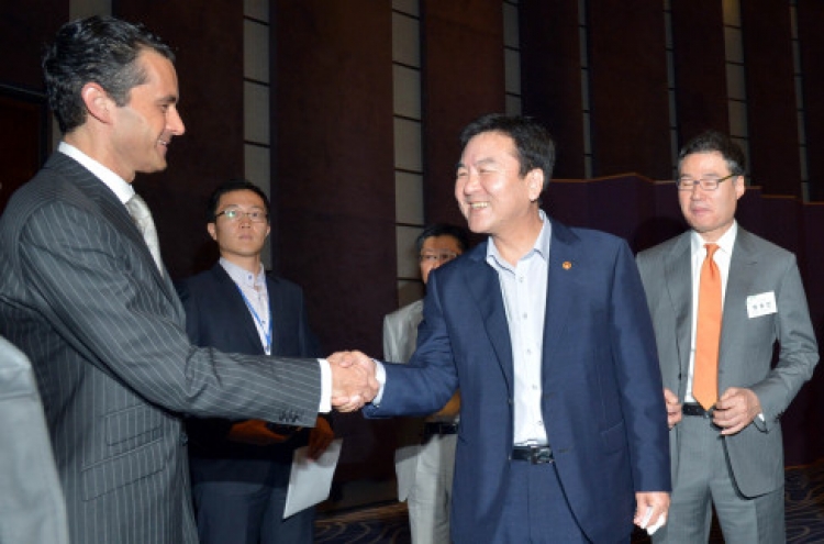 [Photo News] Meeting with heads of foreign financial firms