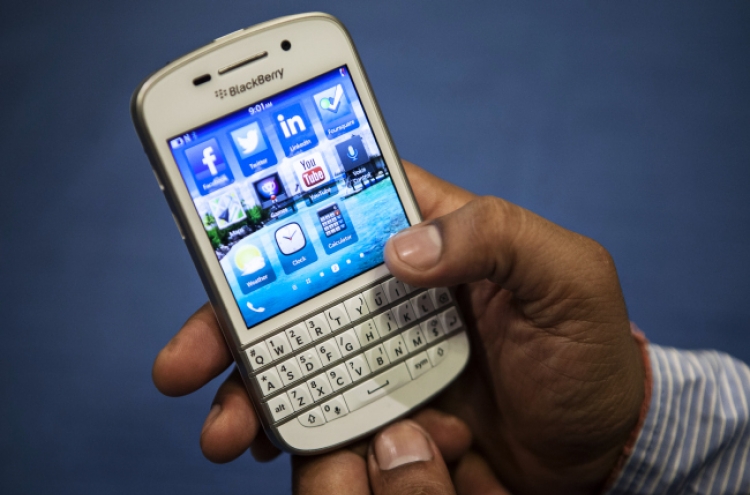 BlackBerry fades as third phone contender with Apple, Google