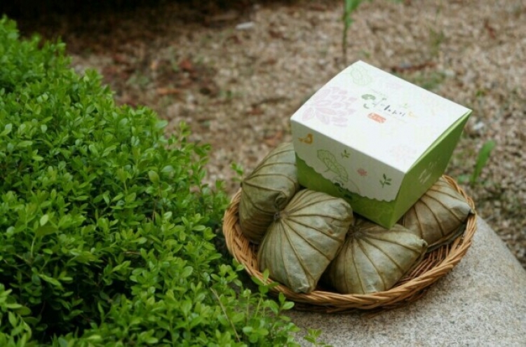 Lunch box with lotus leaves at Busan Station