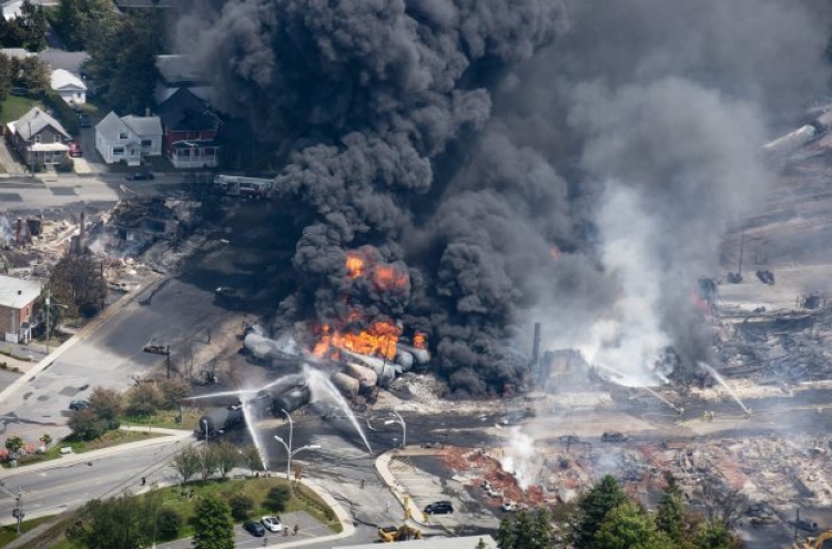 Train carrying crude oil derails in Quebec