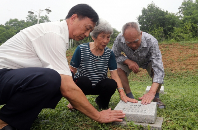 Chinese Korean War vets visit comrades’ cemetery for 1st time