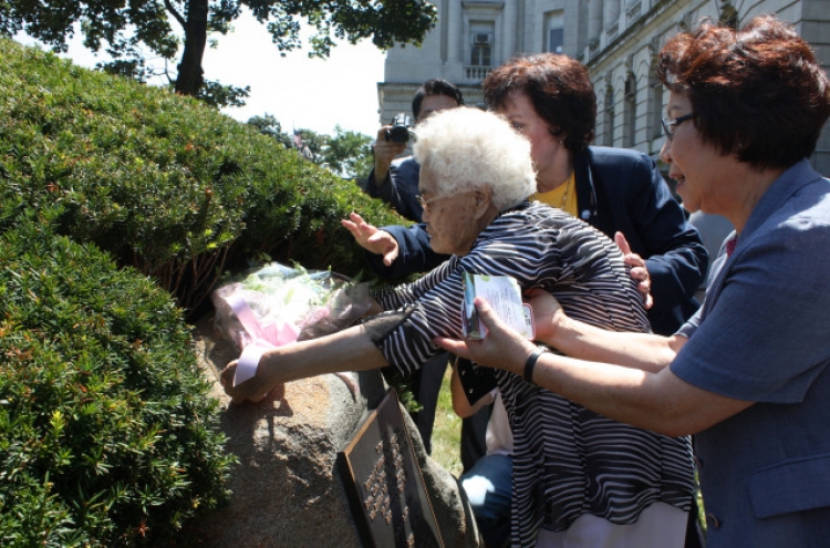 Former comfort woman visits memorial in Bergen County, N.J.