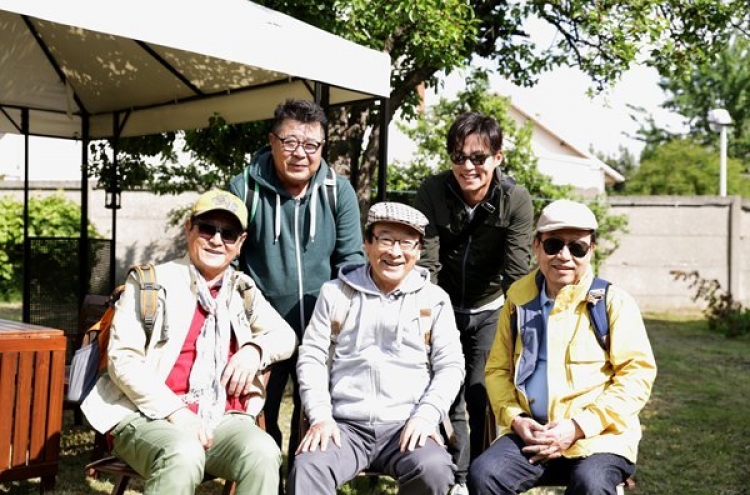 Unpredictable seniors entertain ’Flower H4’ viewers