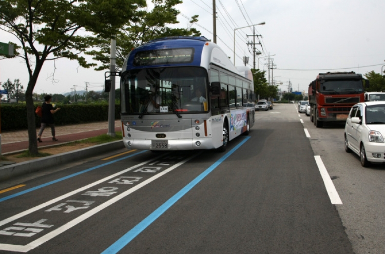 Korea tests ‘electric road’ that powers public buses