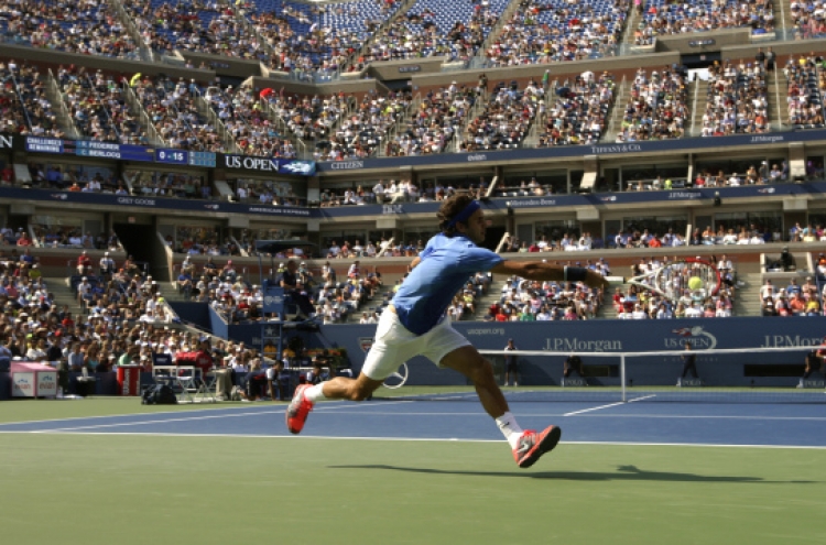 Federer, Serena roll on in U.S. Open