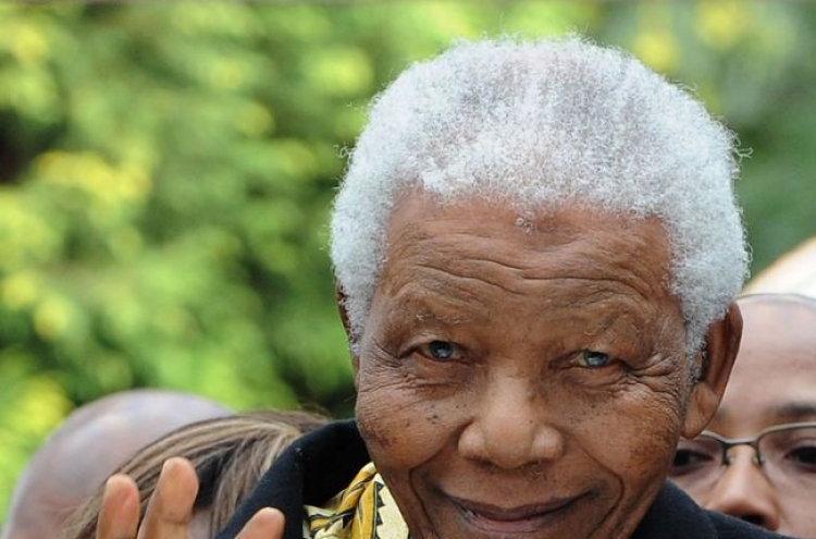 Mandela discharged from hospital, returns home