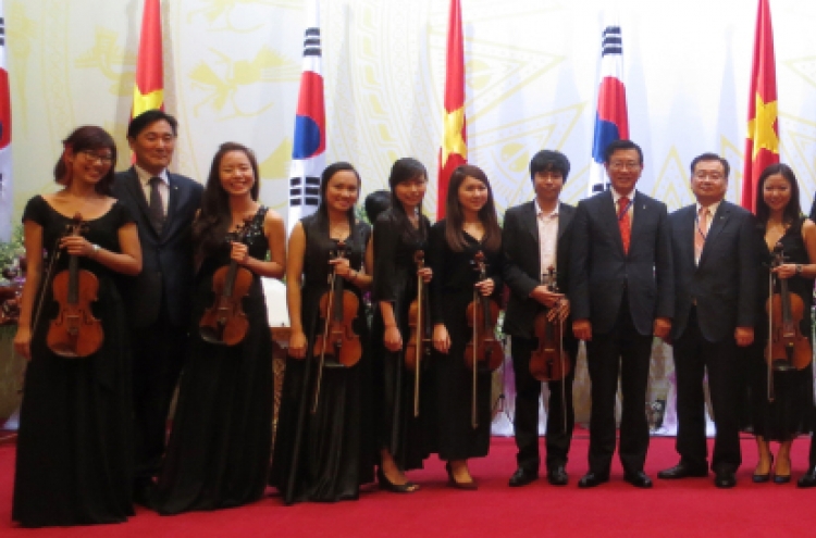 Kumho Asiana scholarship recipients hold concert at state dinner in Hanoi