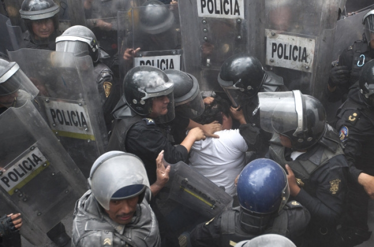 Thousands of teachers protest education law in Mexico