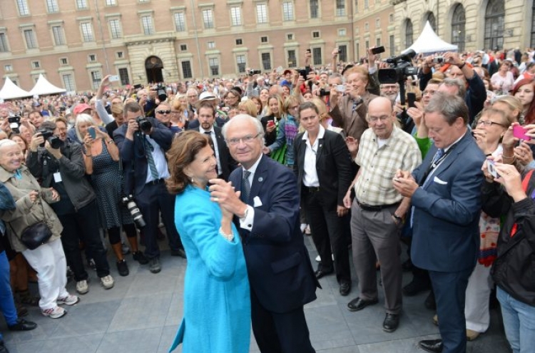 Swedish king, 40 years on throne, invites all to dance