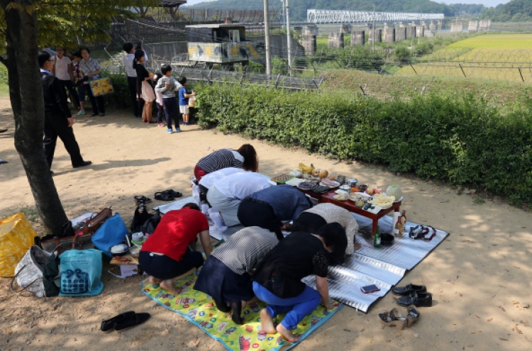 S. Koreans in N.K. pay respects to ancestors to mark Chuseok