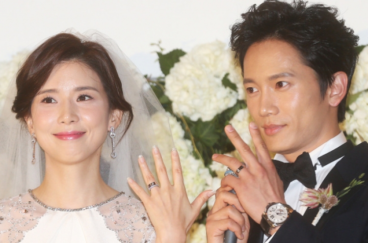 Lee Bo-young, Ji Sung take wedding vows in Seoul