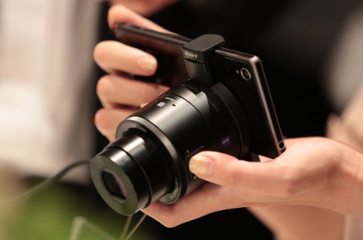 Smartphone cameras put pressure on Canon, Nikon