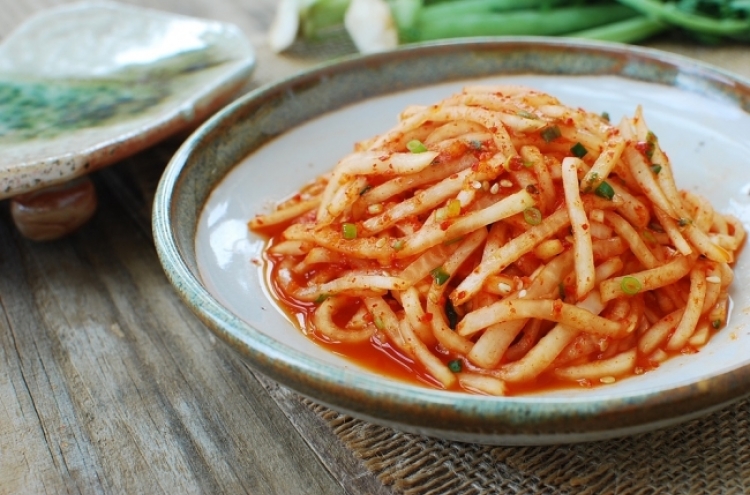 Mu saengchae (spicy radish salad)