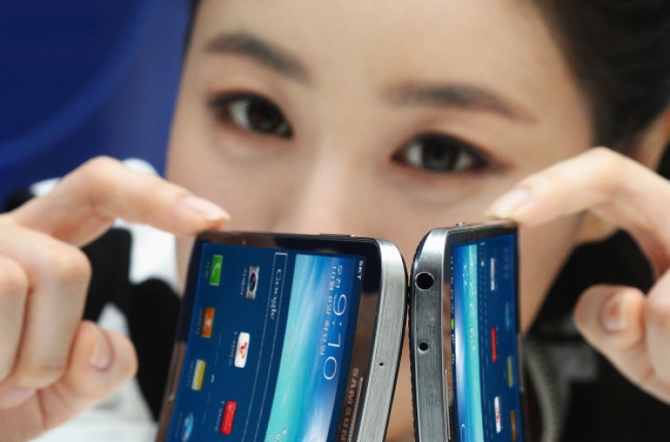 Samsung launches curved ‘Galaxy Round’