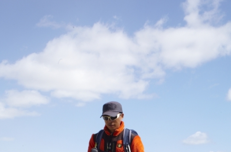 Korean adventurer walks across North American desert