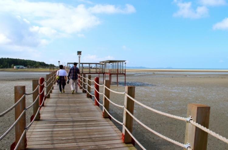 Through salt and mud, Cittaslow Jeungdo boasts beauty