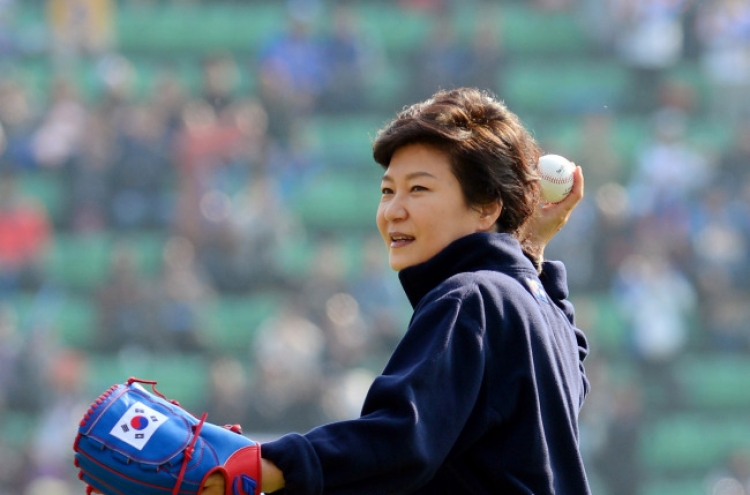 [Photo News] Park plays ball