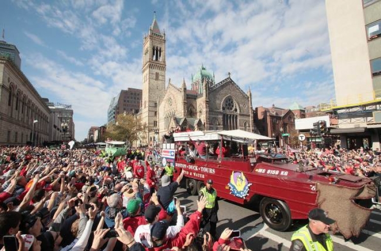 Red Sox celebrate with ‘rolling rally’