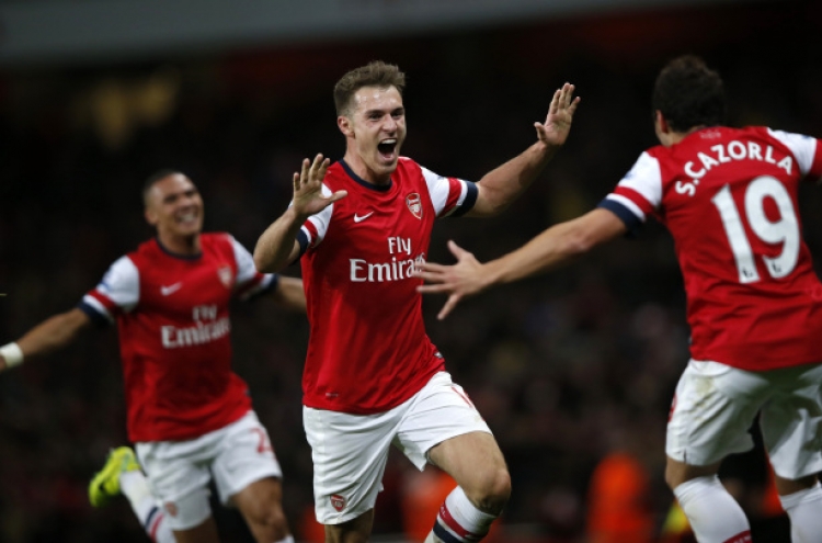 Arsenal beat Liverpool to go five clear, United and City stroll