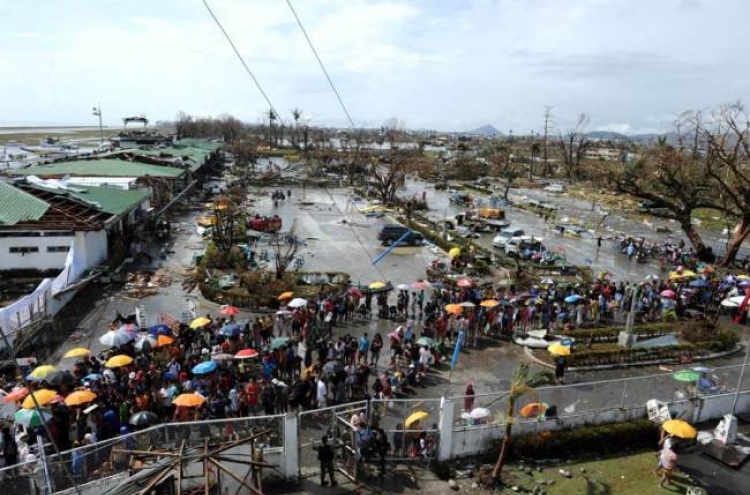 Survivors desperate for aid in typhoon-ravaged Philippines