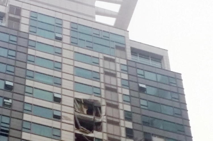 Helicopter crashes into high-rise apartment, killing 2 pilots