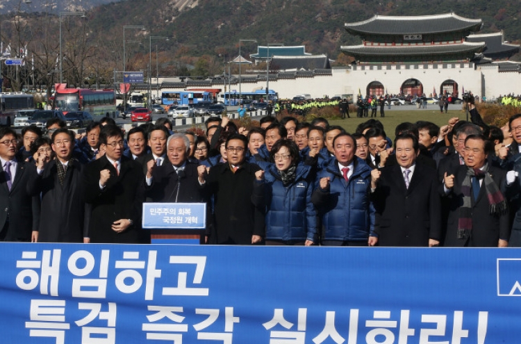 檢 "국정원 트윗 121만건 발견…모두 위법 소지"