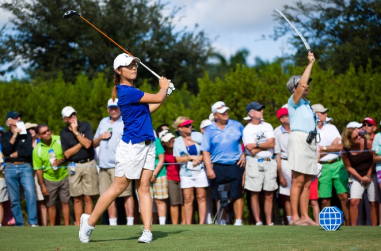 Lydia Ko makes pro debut with 71