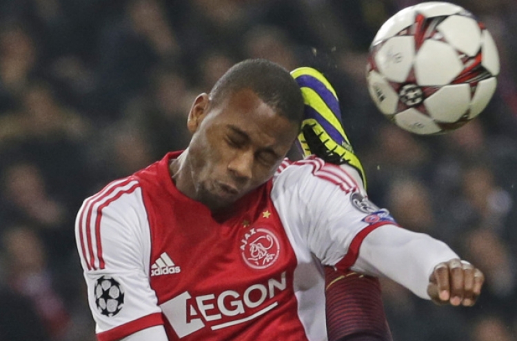 10-man Ajax holds on for 2-1 win over Barcelona