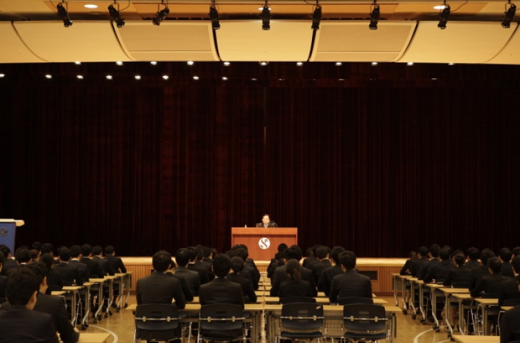 Shinhan chief tells recruits to seek financial insight