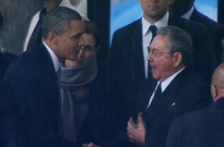 Obama shakes hands with Cuba's Raul Castro