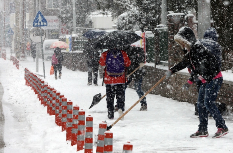 Heavy snow hits Seoul, central regions