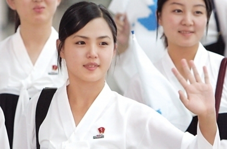 ‘북한 장성택과 불륜설’ 리설주, 기록영화에서…