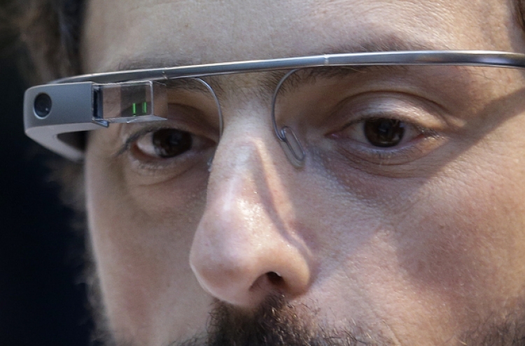 Google Glass lets wearers snap photos with a wink