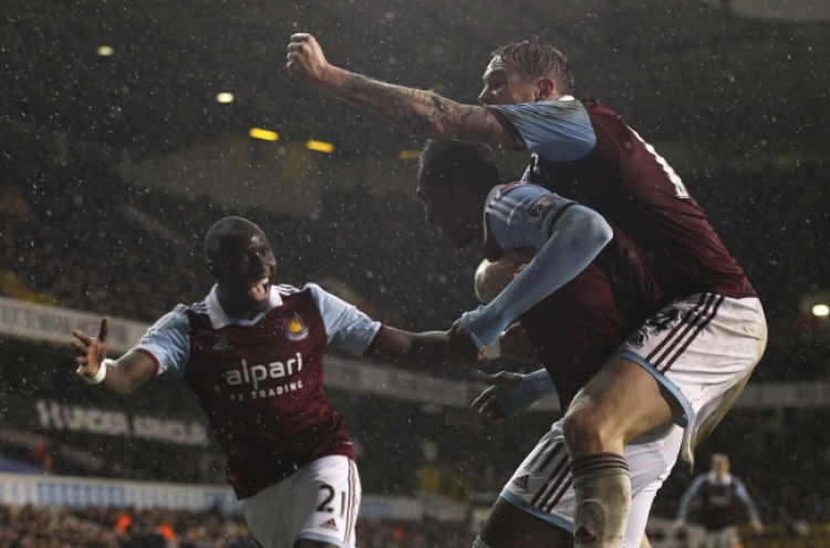 United, West Ham advance in cup